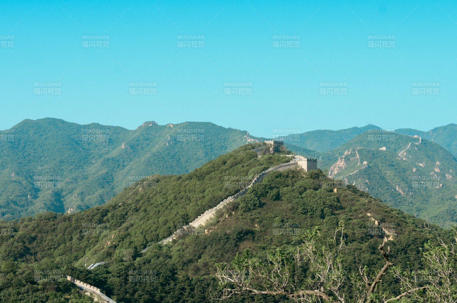 长城蜿蜒山间图片