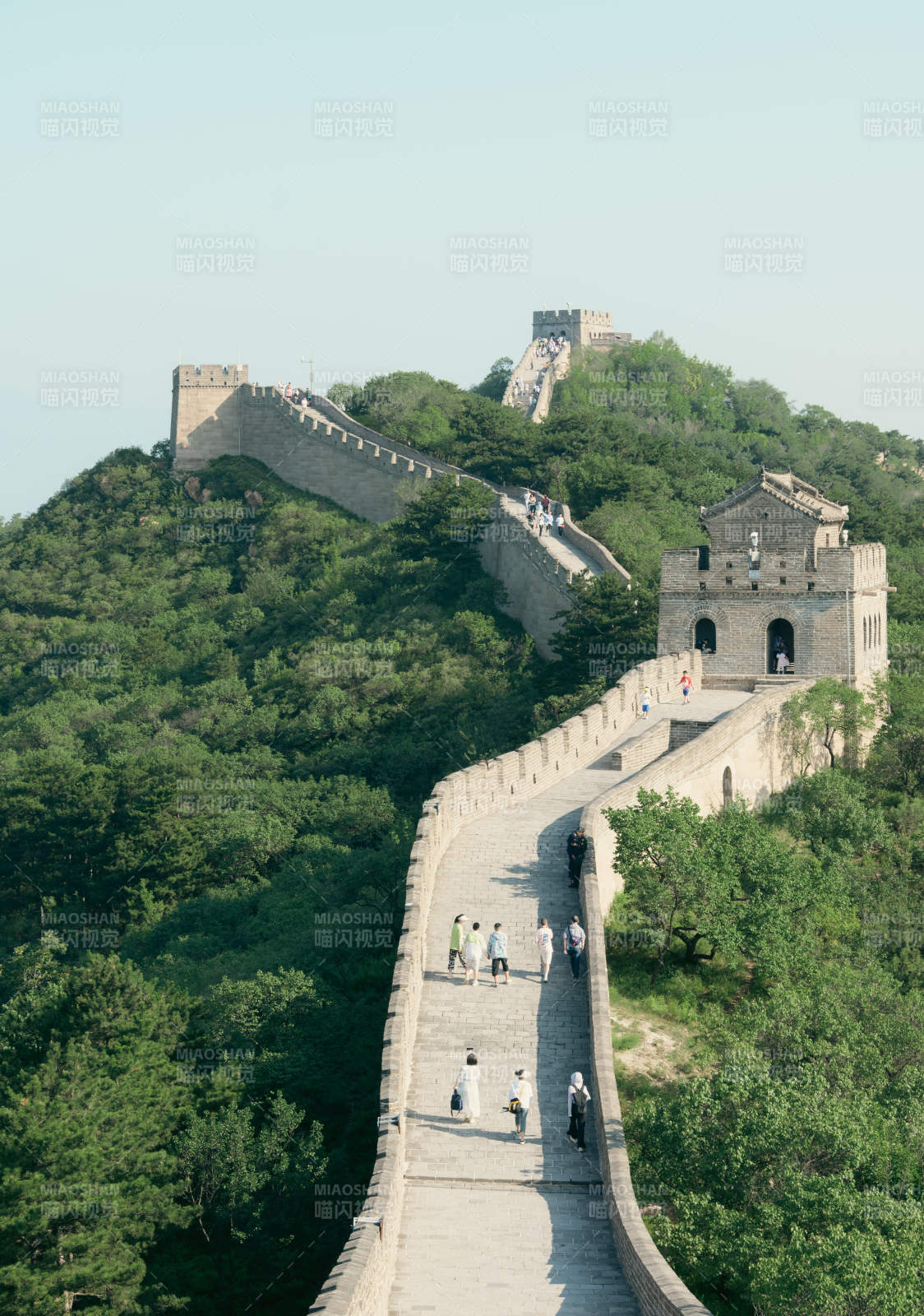 长城蜿蜒山间图片