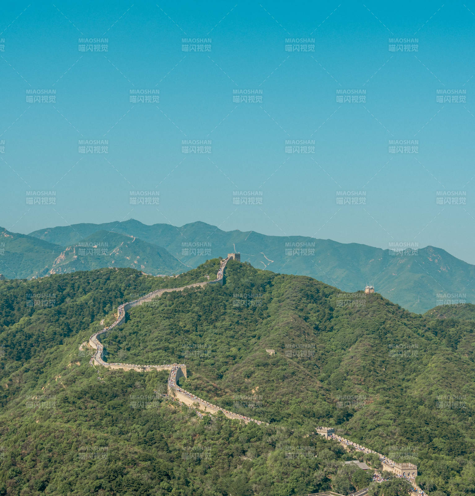 长城蜿蜒山间图片