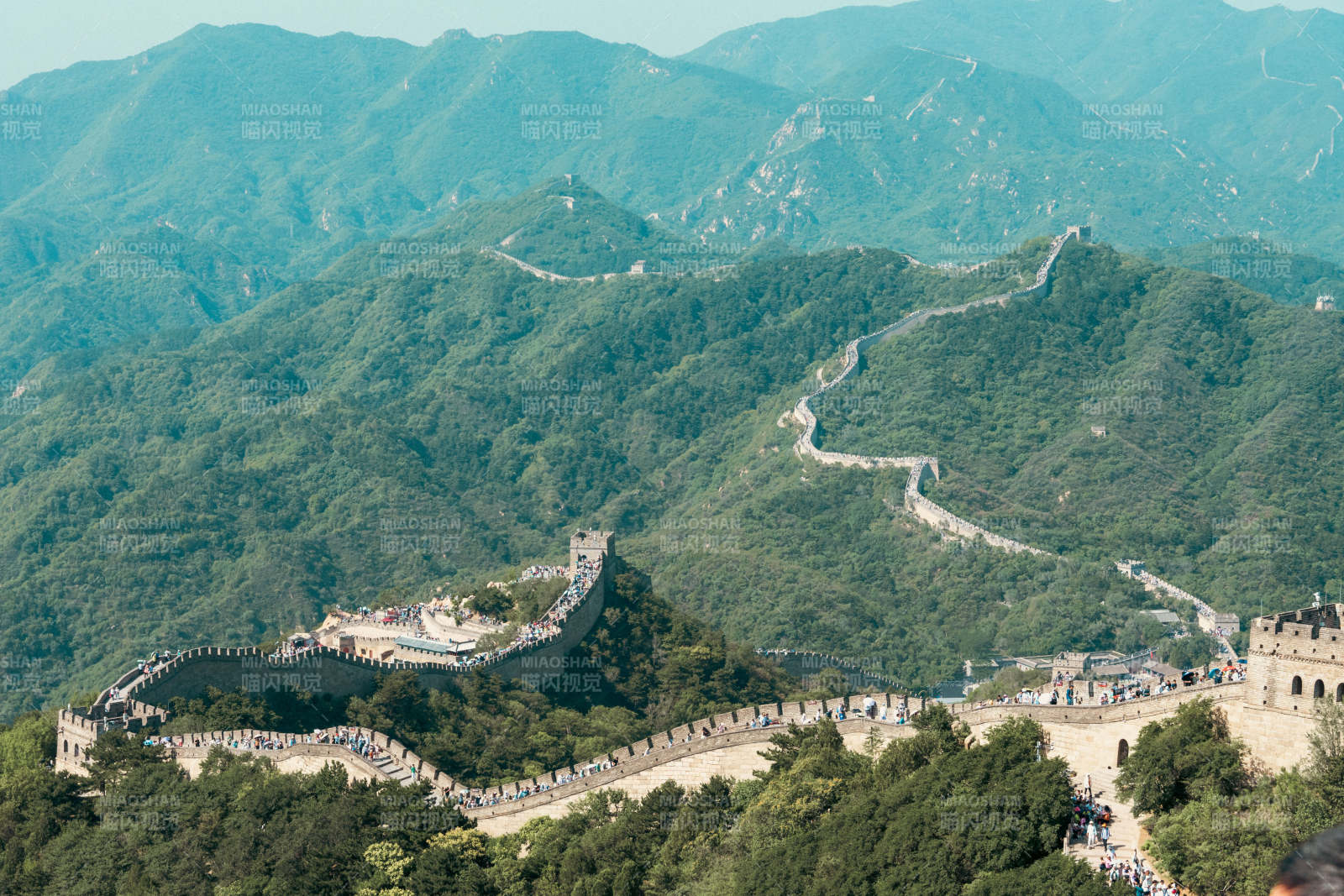 长城蜿蜒山间图片