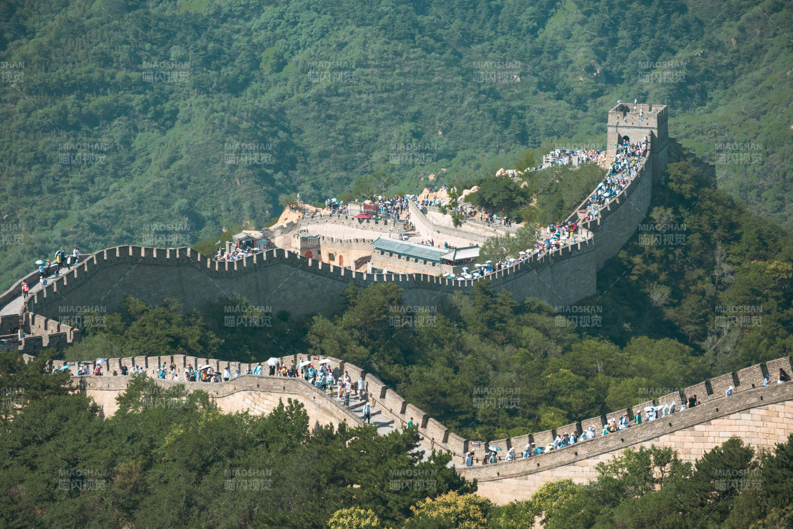 长城蜿蜒 游人如织图片