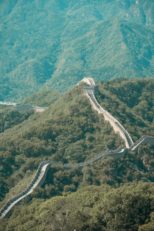 长城蜿蜒山间图片