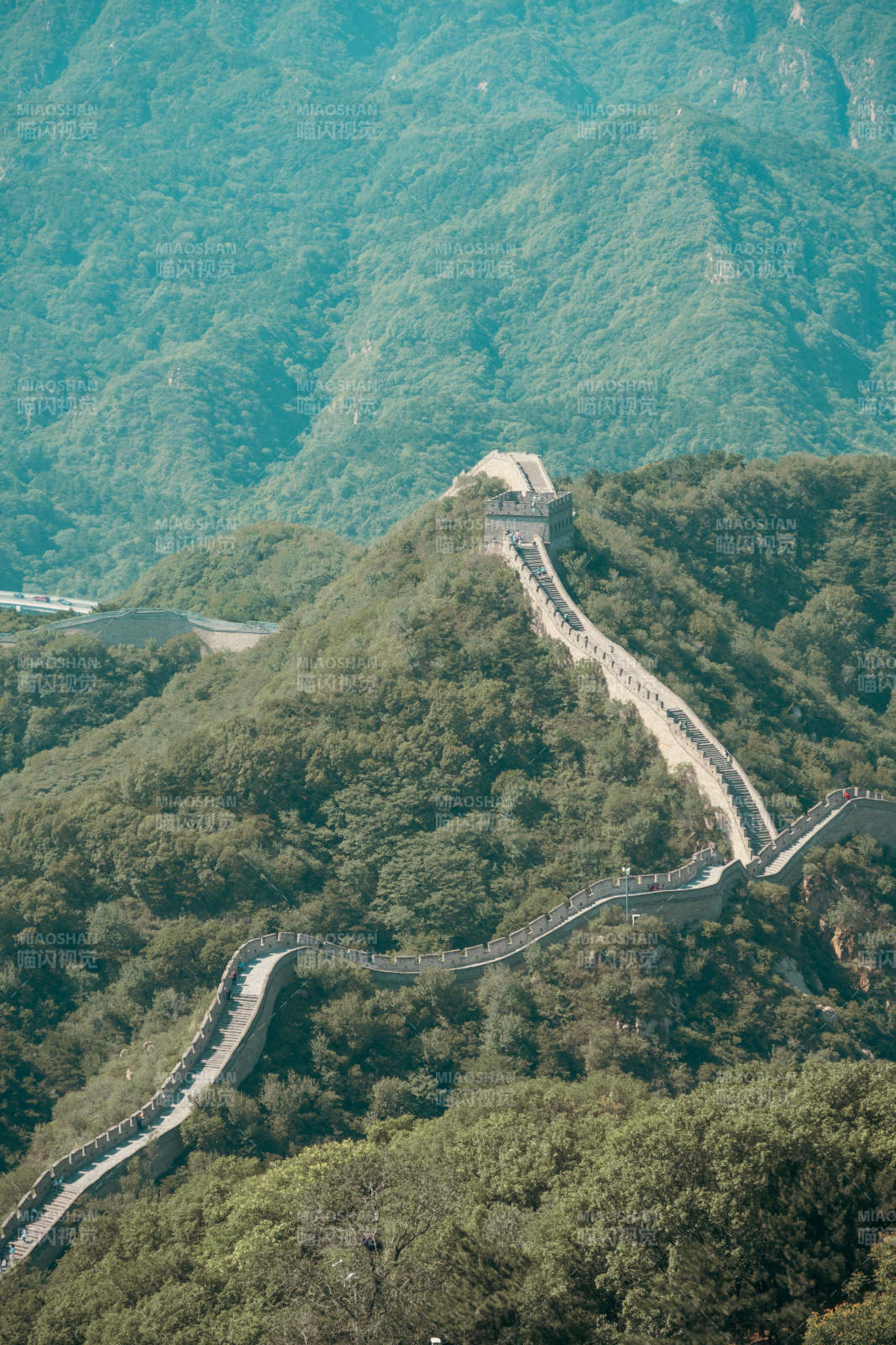 长城蜿蜒山间图片
