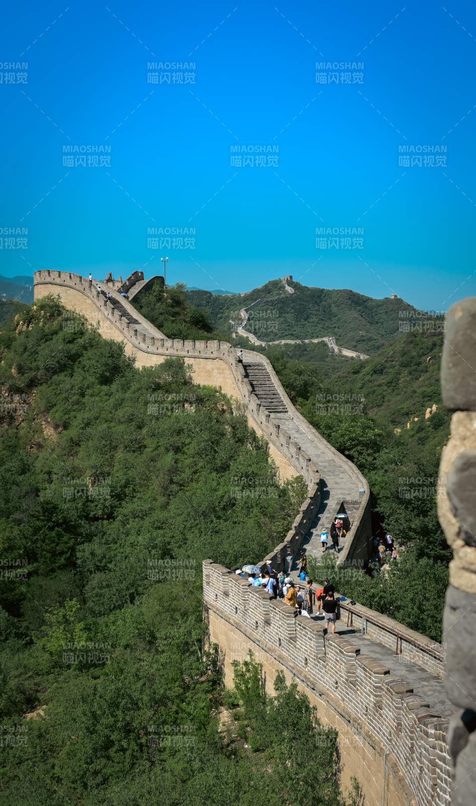 长城蜿蜒山间图片