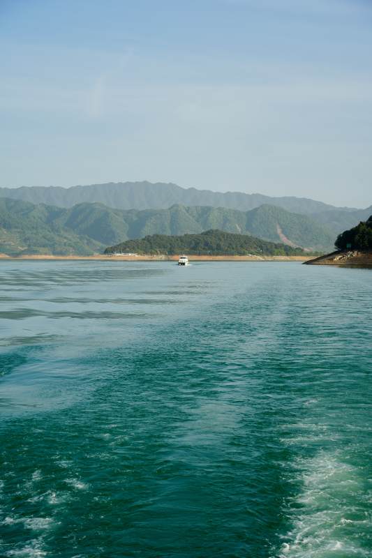 湖光山色游船行图片