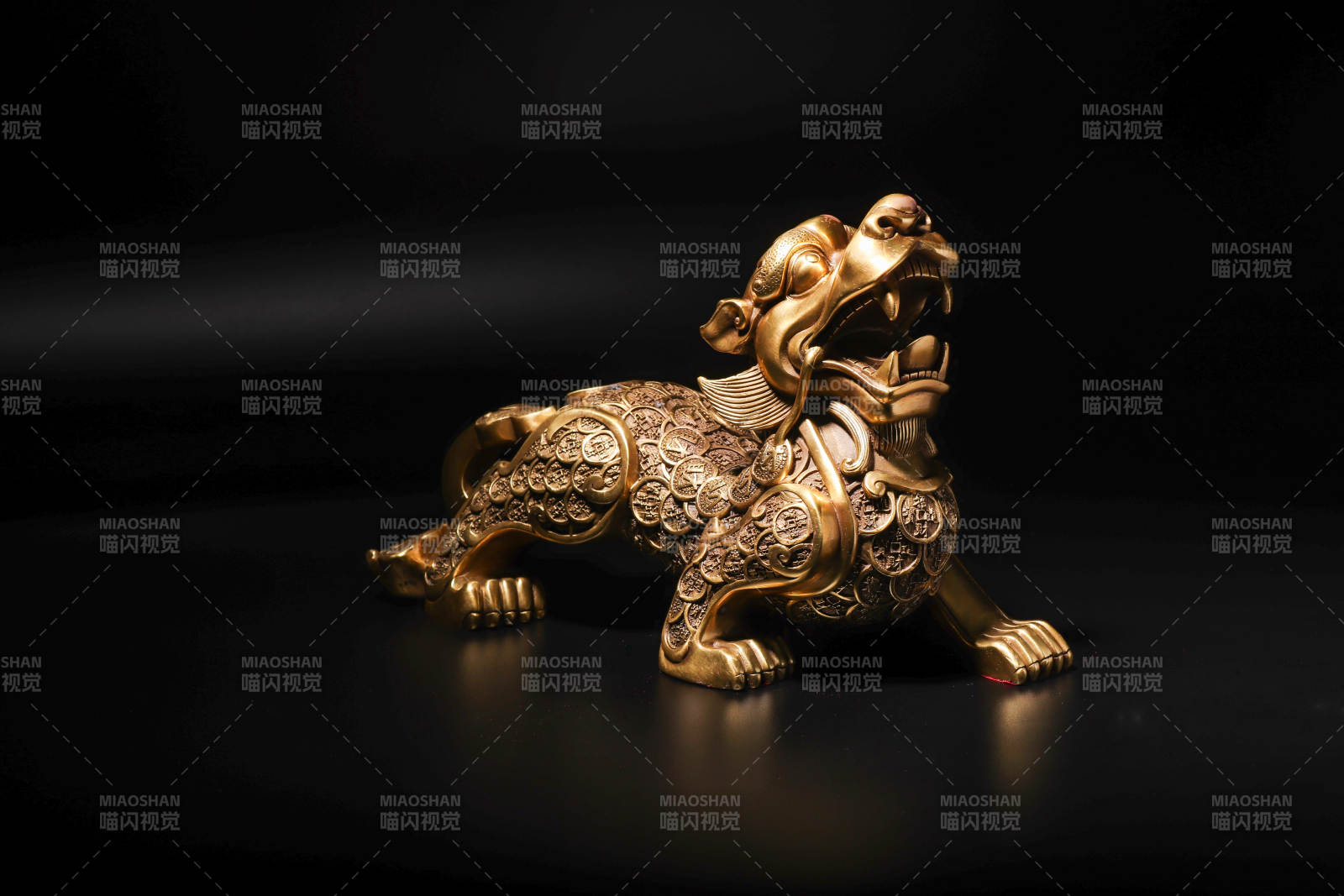 金色貔貅雕像图片