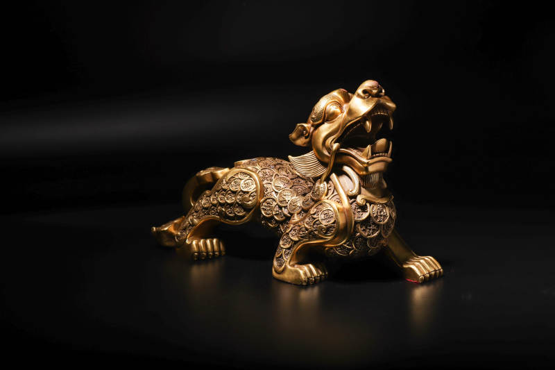 金色貔貅雕像图片