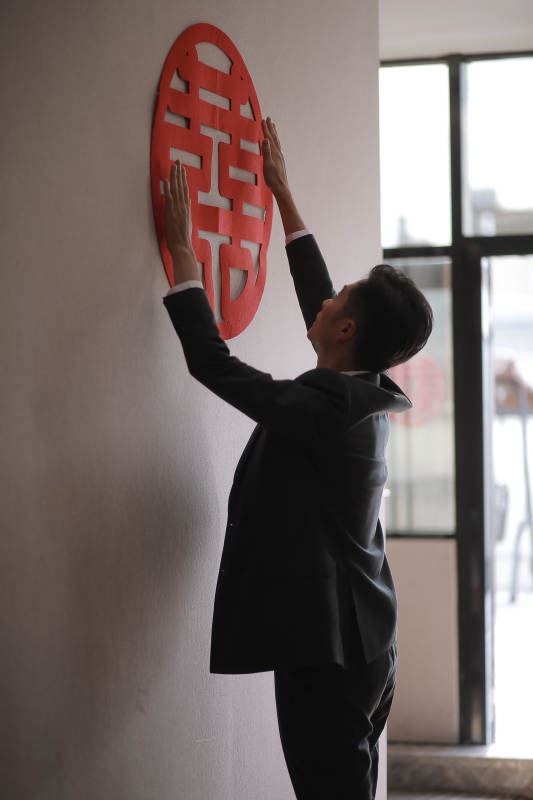 新郎贴双喜字图片