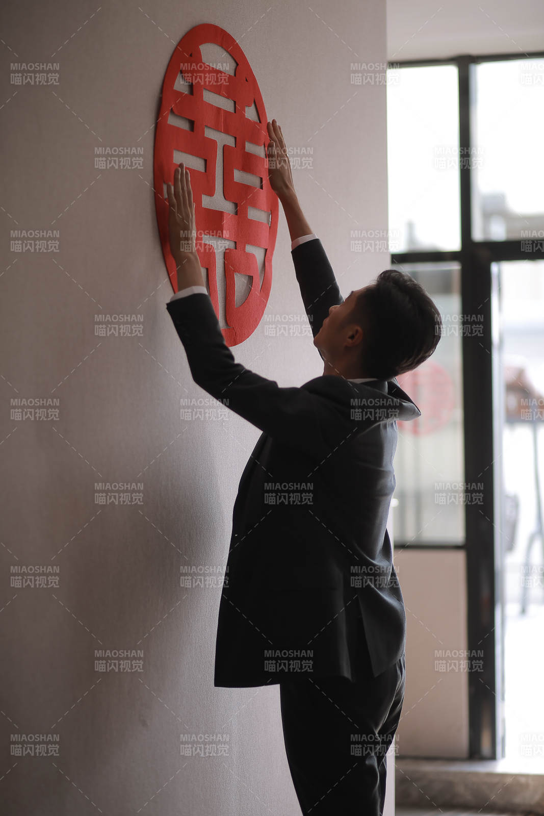 新郎贴双喜字图片