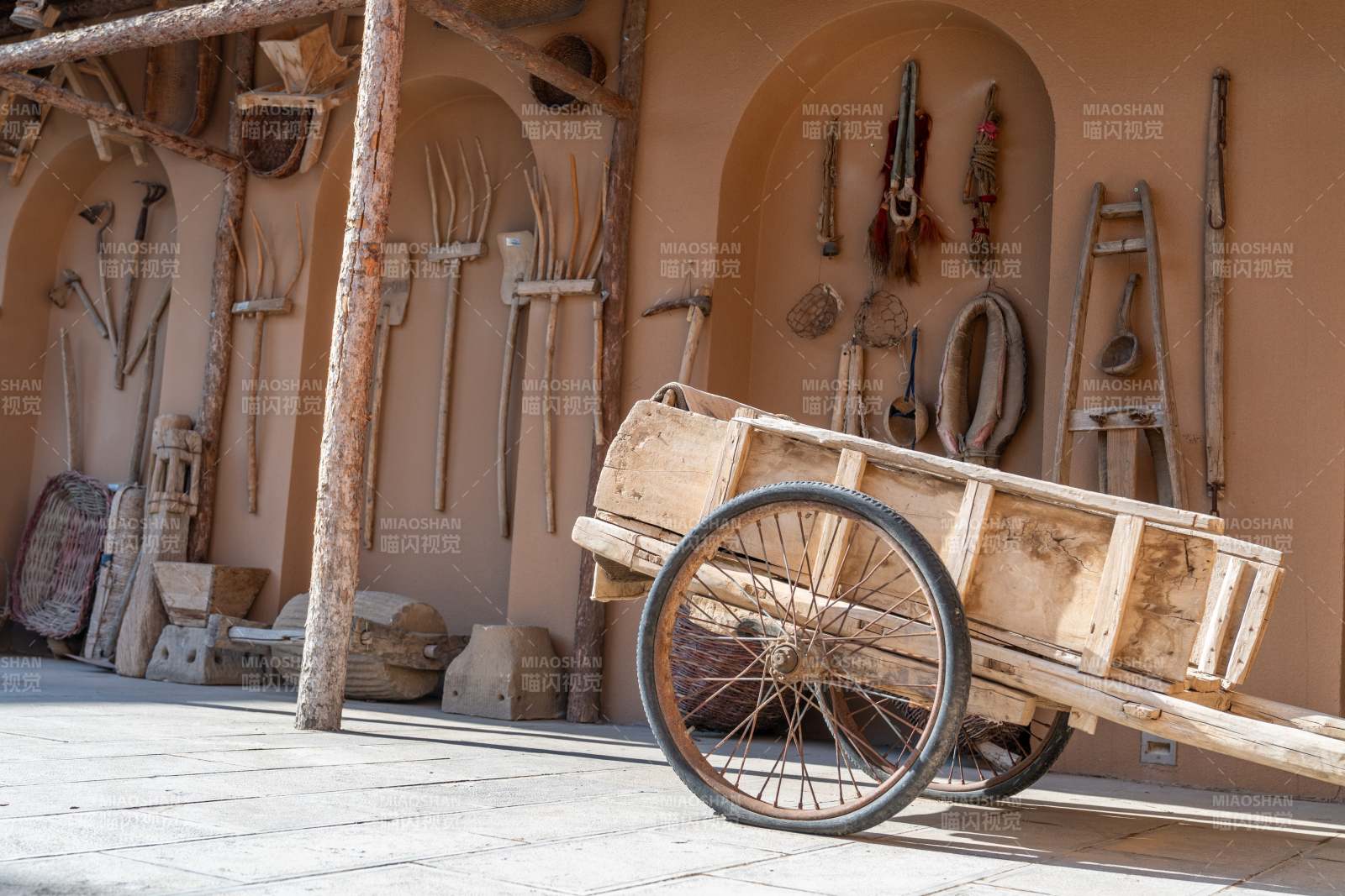 古老农具与木车展示图片
