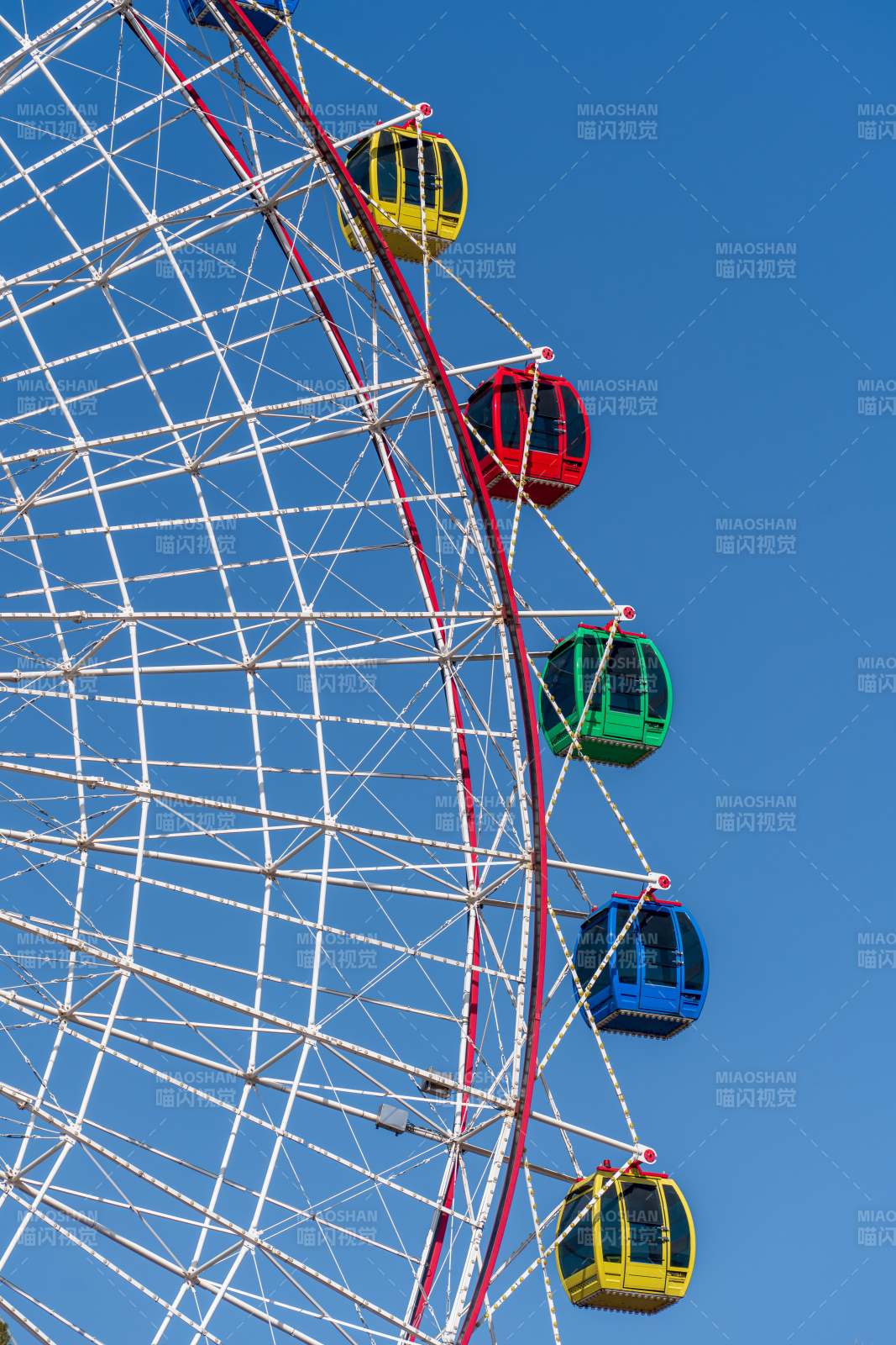 摩天轮上的彩色车厢图片