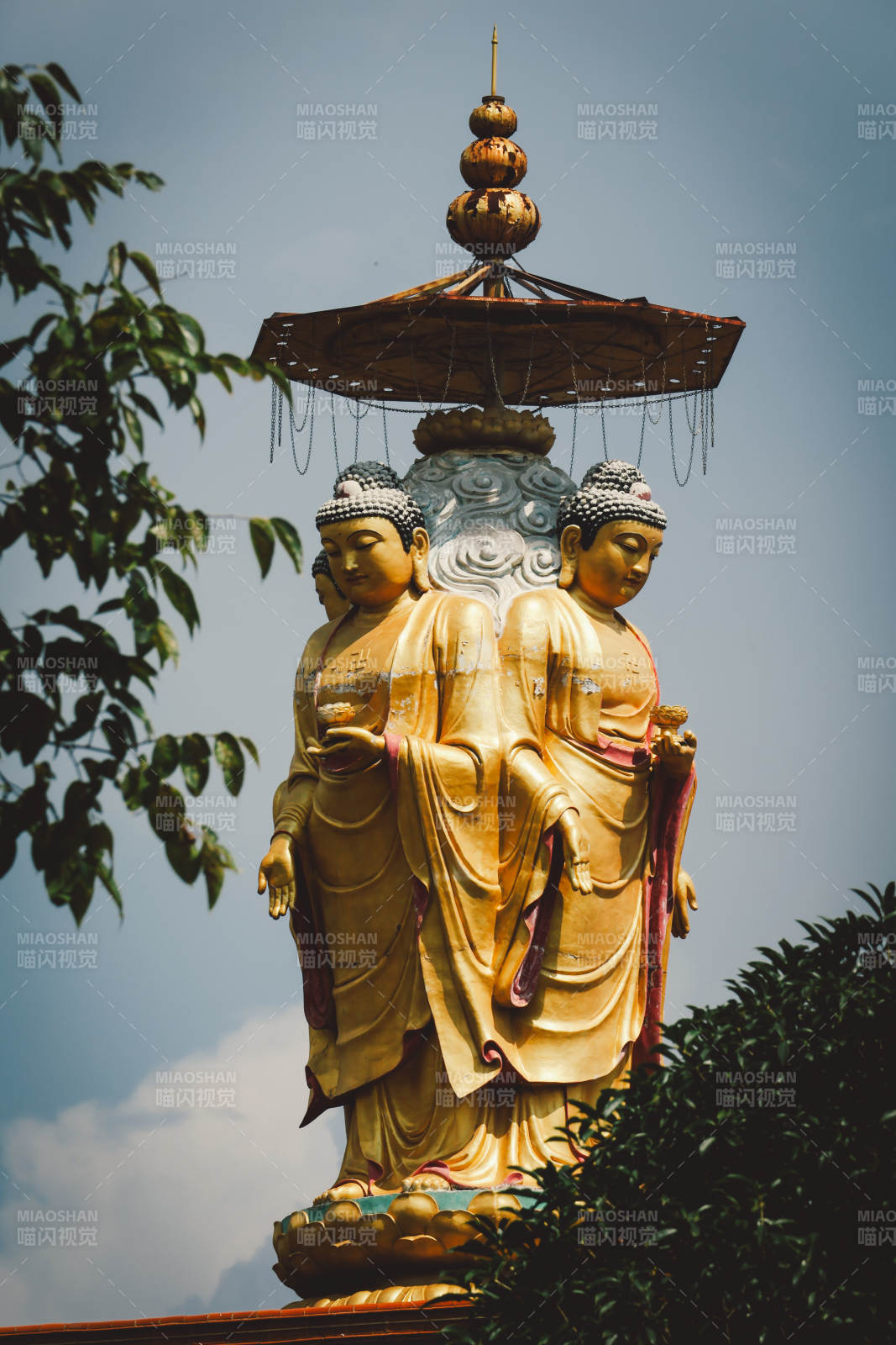 金色佛像立于莲花座图片