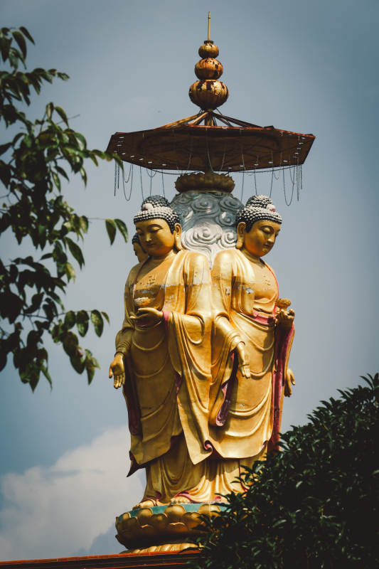 金色佛像立于莲花座图片