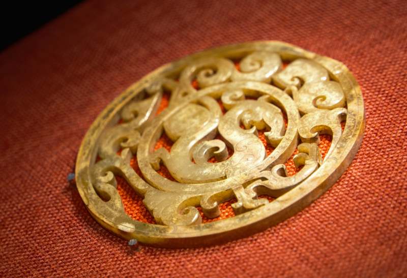 西汉透雕龙凤纹玉佩图片