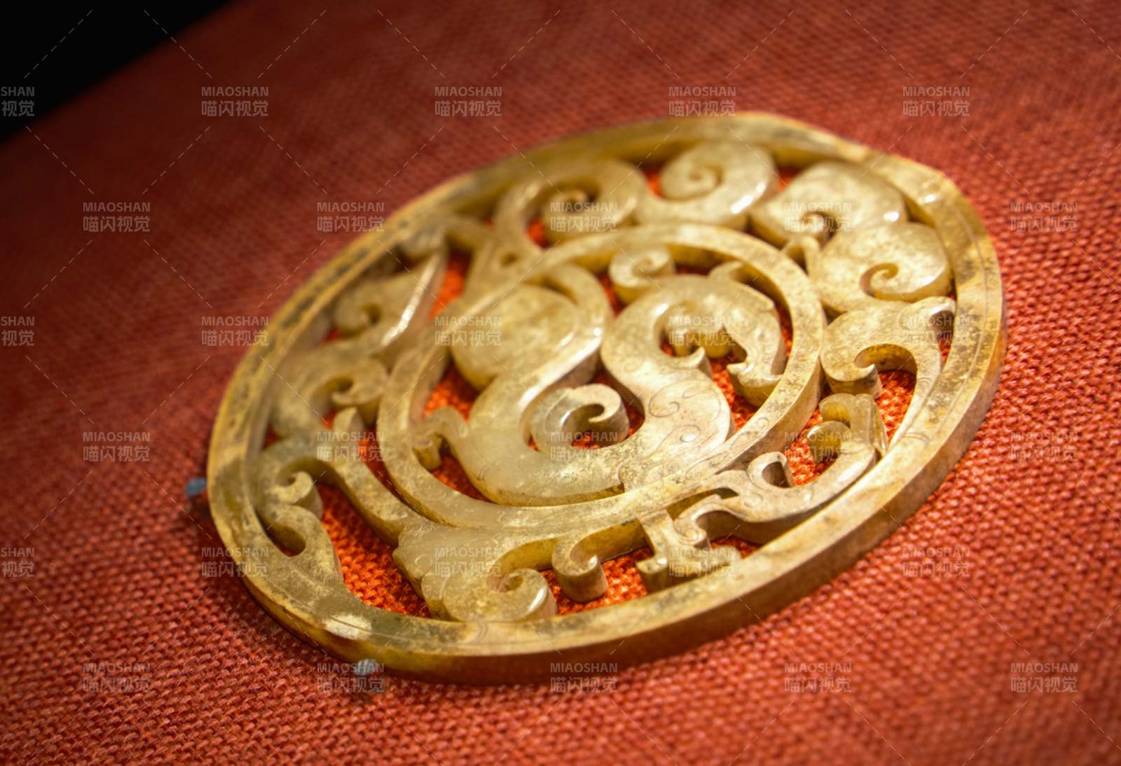 西汉透雕龙凤纹玉佩图片