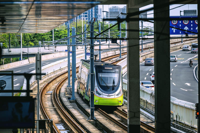 城市轨道上的绿色列车图片
