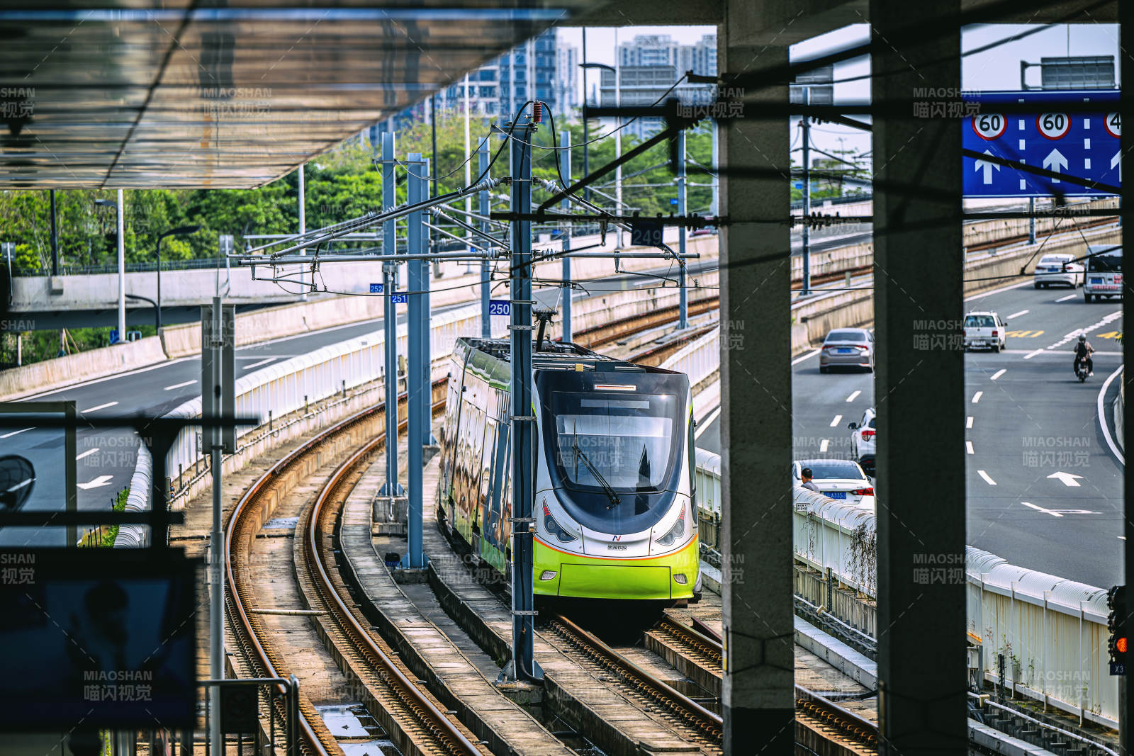 城市轨道上的绿色列车图片
