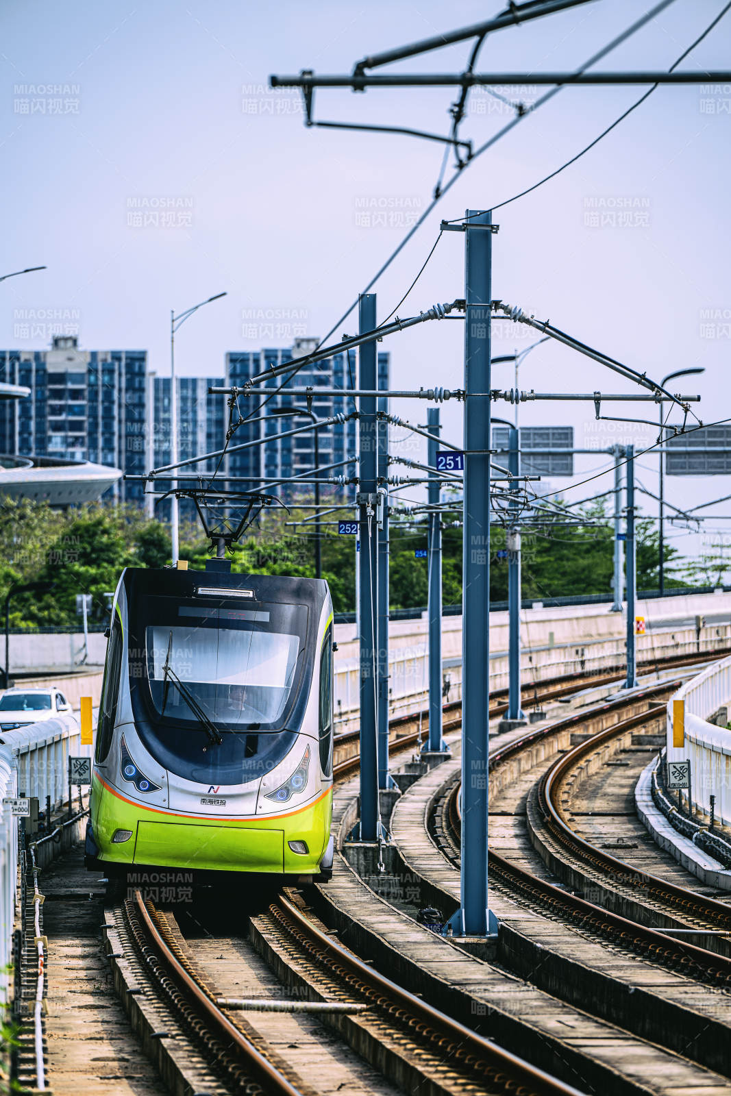 城市轻轨列车图片