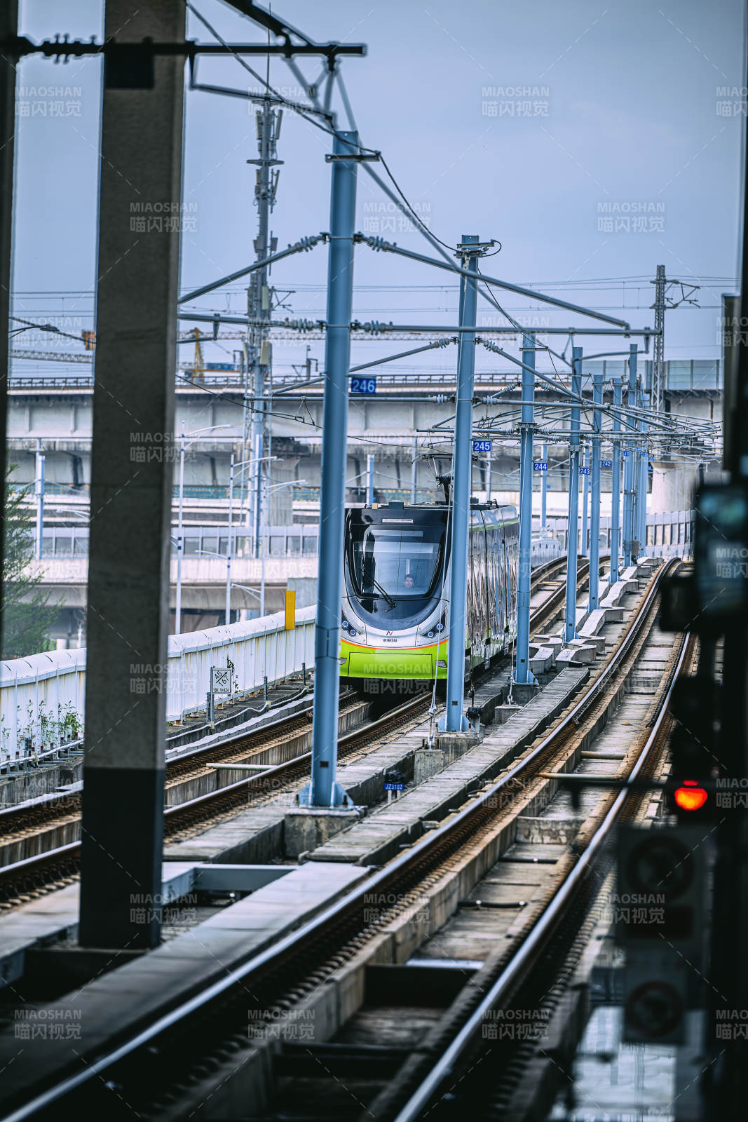 高铁列车进站瞬间图片