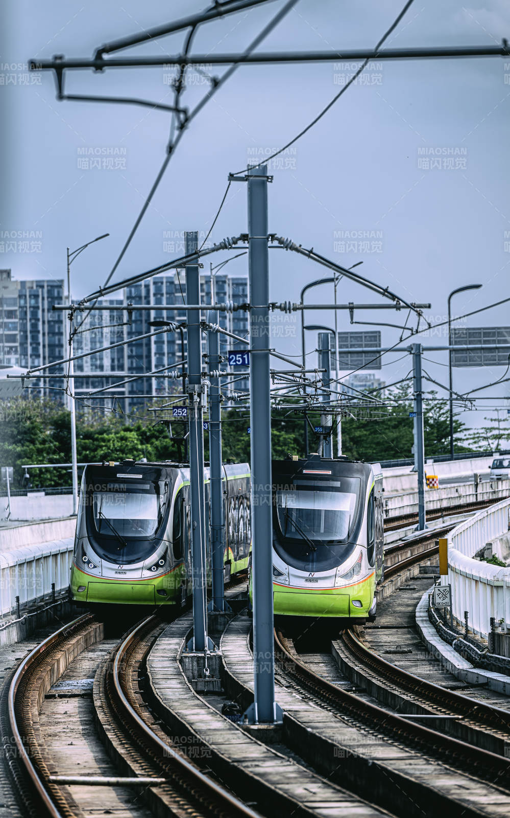 城市轨道上的绿色列车图片