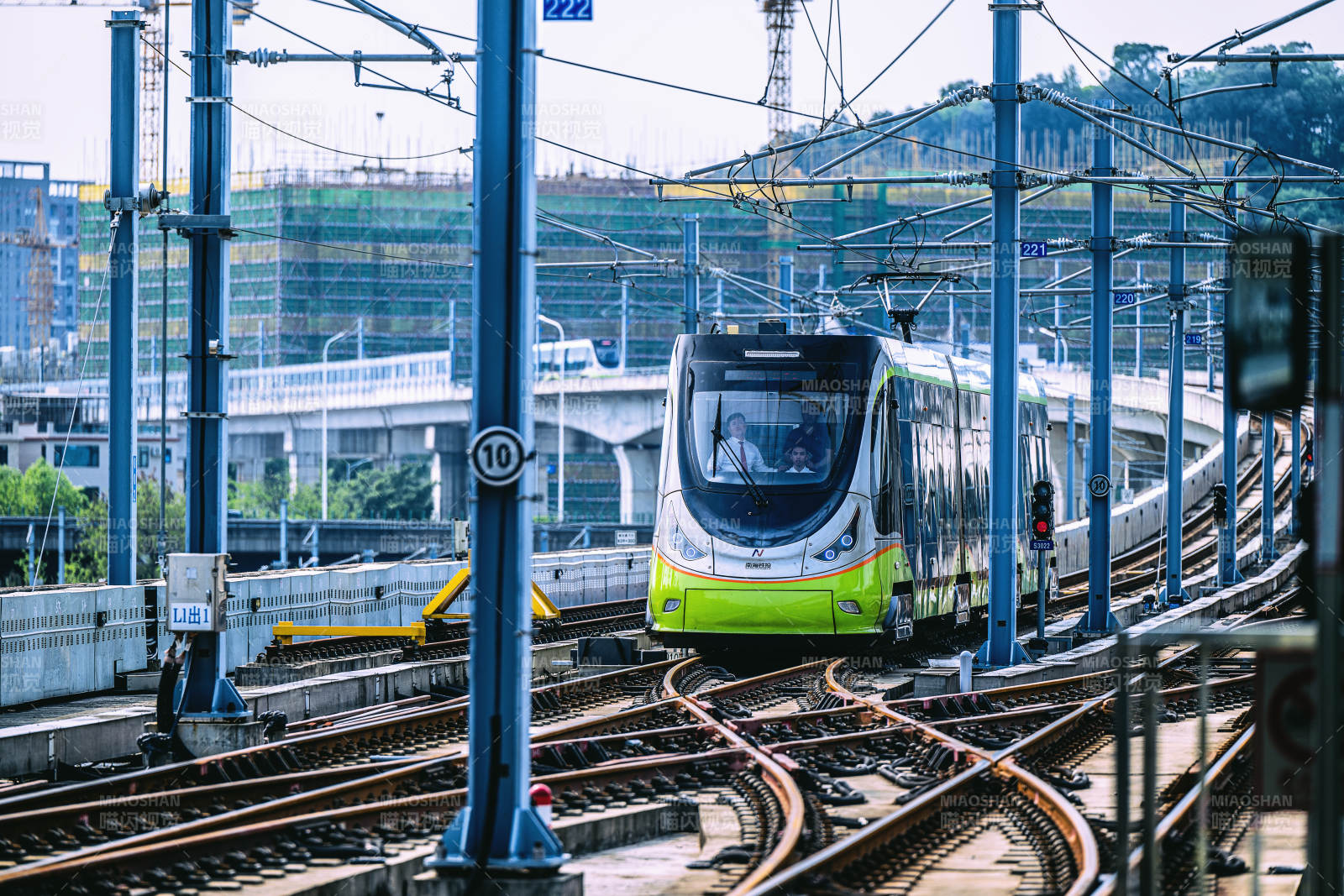 城市轨道上的现代列车图片