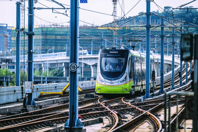 城市轨道上的现代列车图片