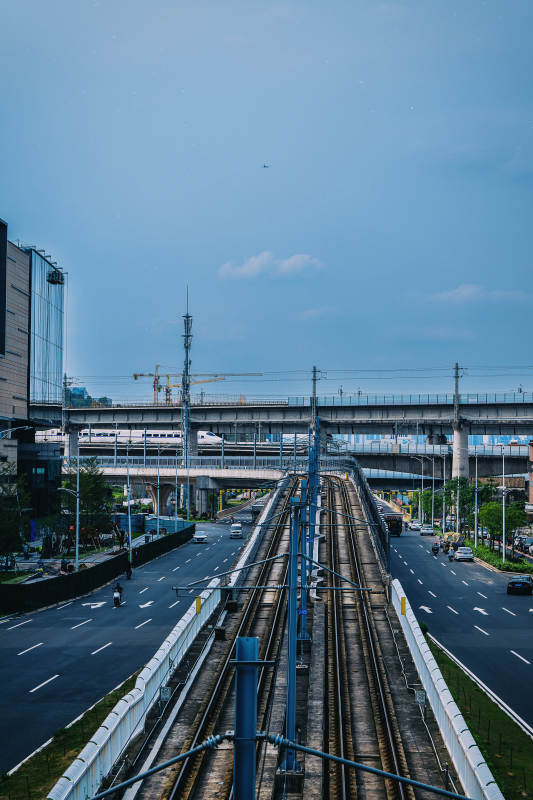 城市铁轨与高架桥图片