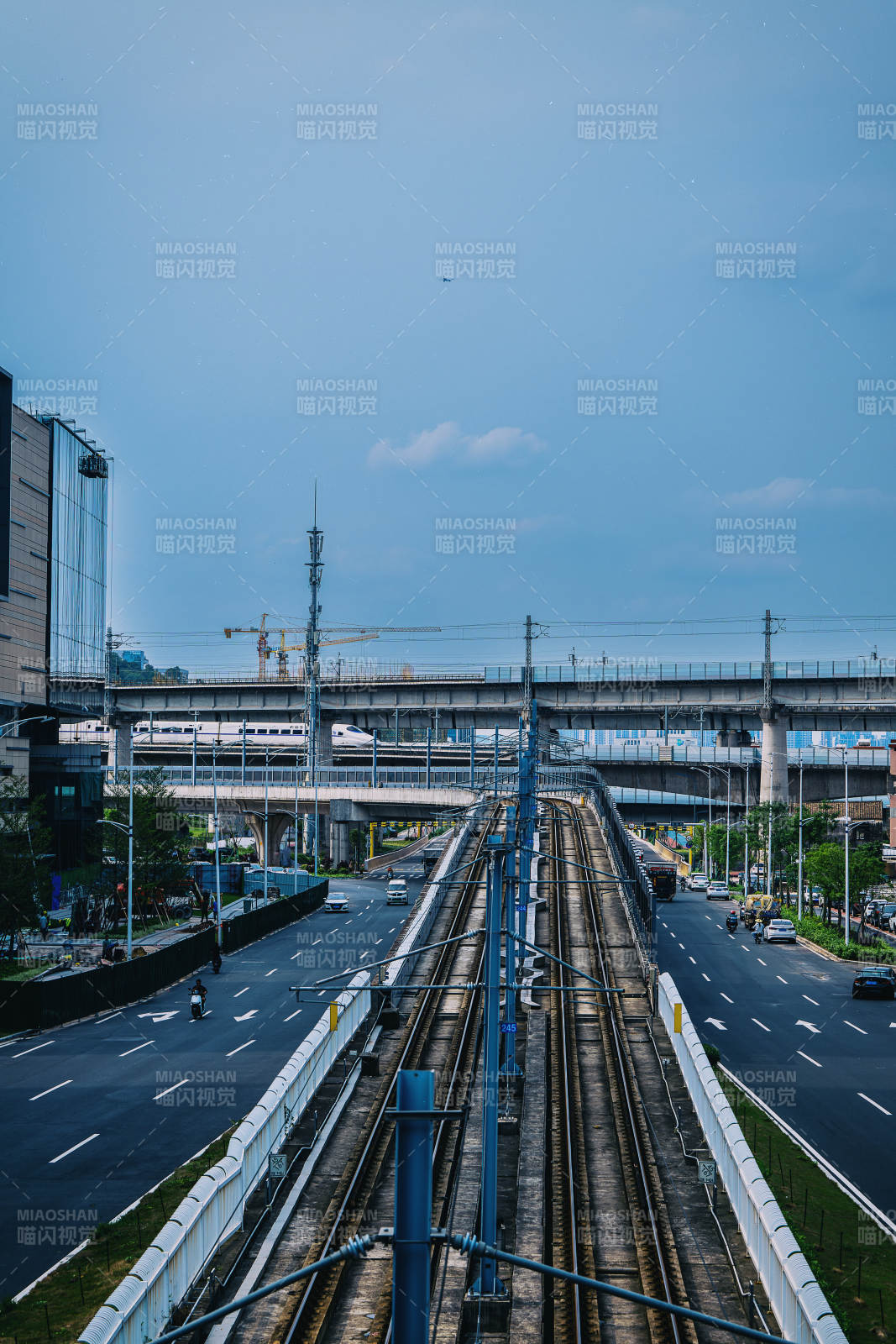 城市铁轨与高架桥图片