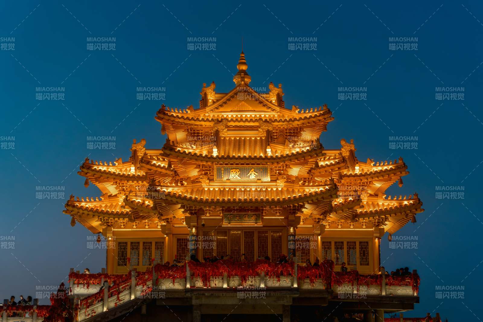 夜幕下亮灯的河南洛阳老君山金殿图片