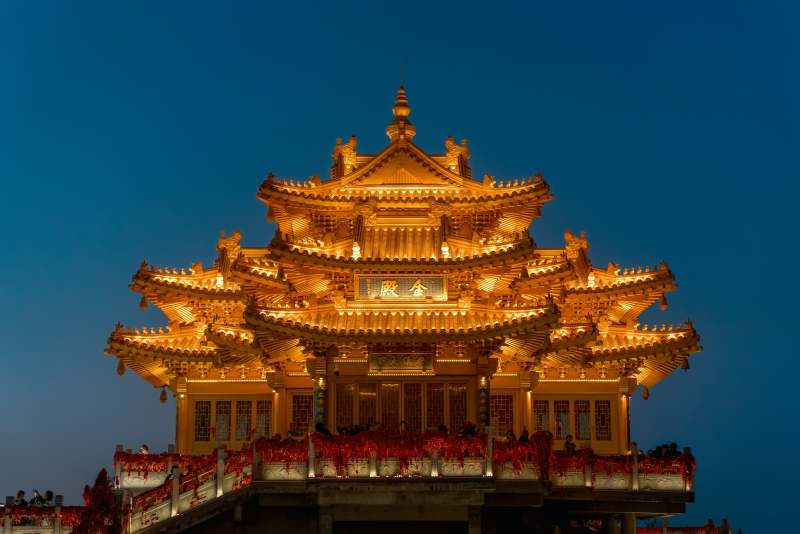 夜幕下亮灯的河南洛阳老君山金殿图片