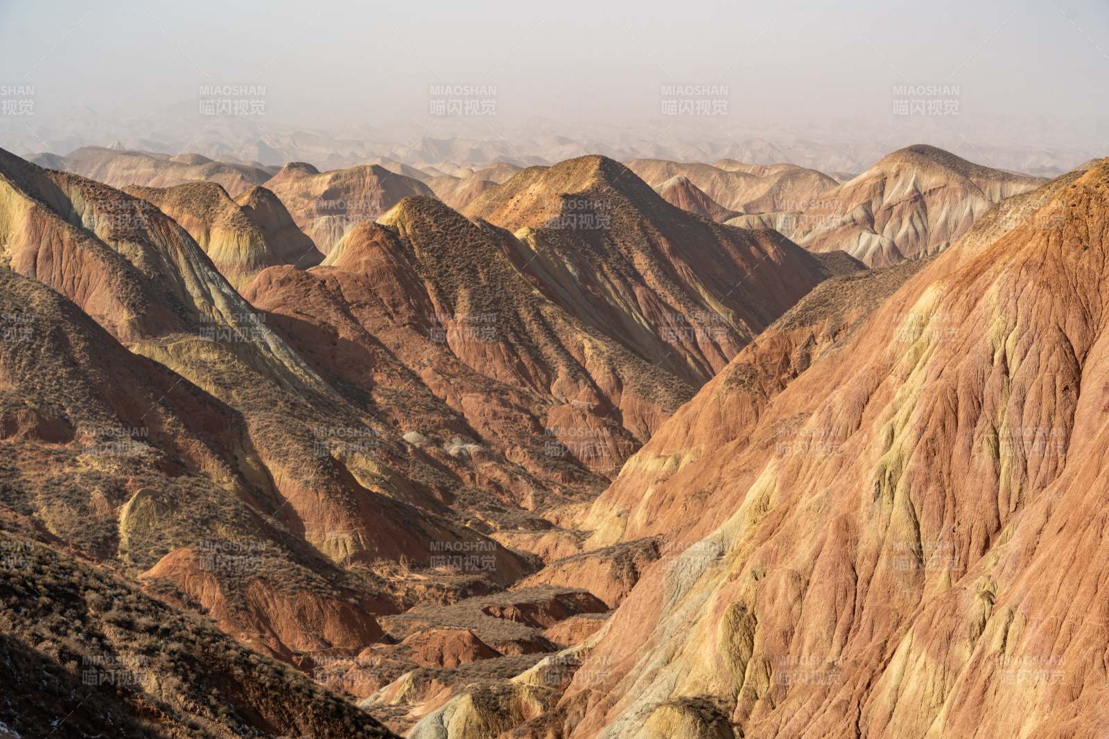 彩虹山脉的壮丽景色图片