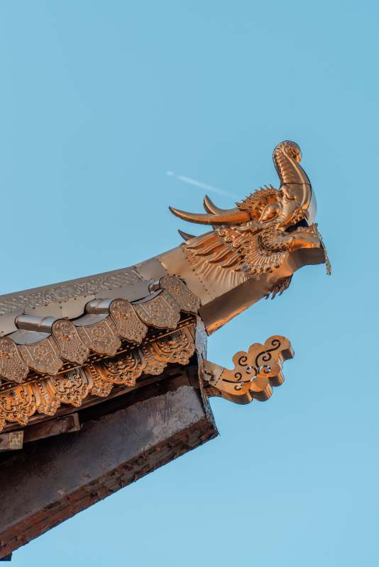 金色飞龙雕塑图片