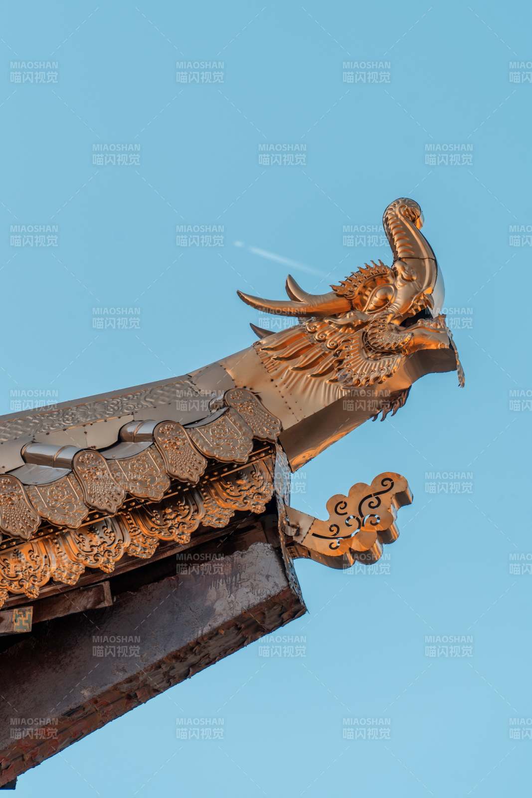 金色飞龙雕塑图片