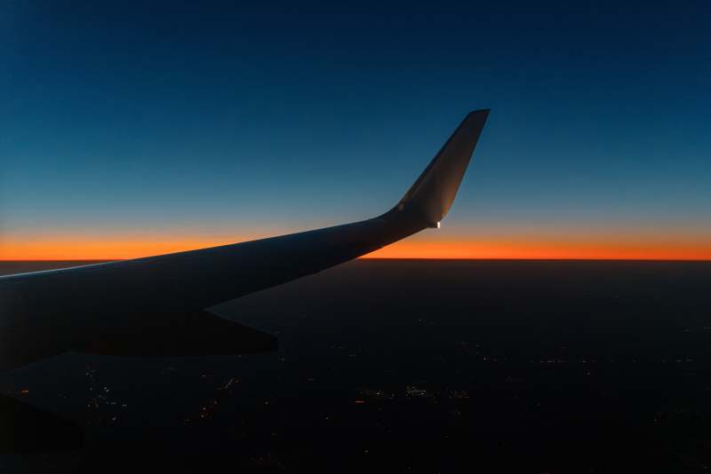 日落时分的机翼剪影图片