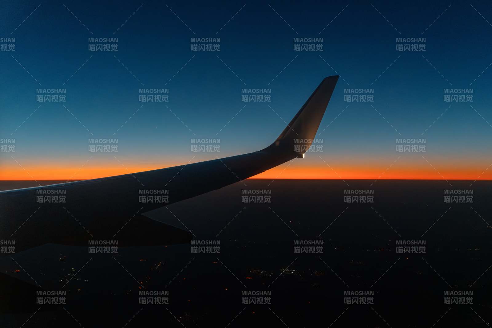 日落时分的机翼剪影图片