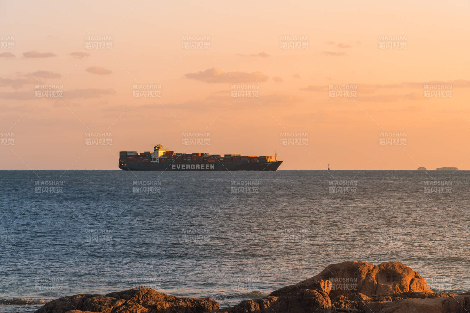 夕阳下的货轮图片