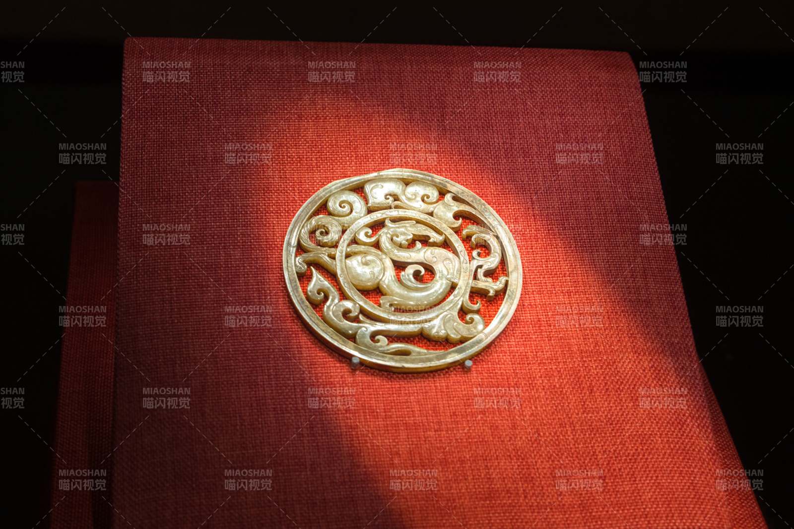 南越王墓出土龙纹玉佩图片