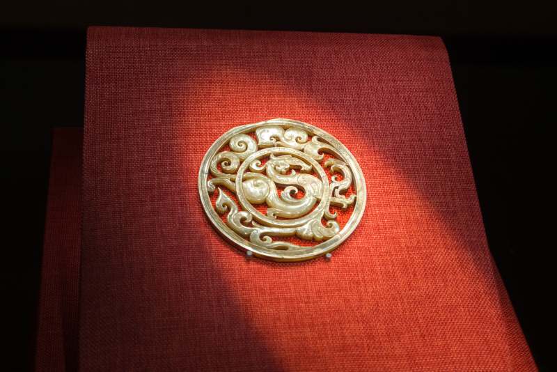 南越王墓出土龙纹玉佩图片