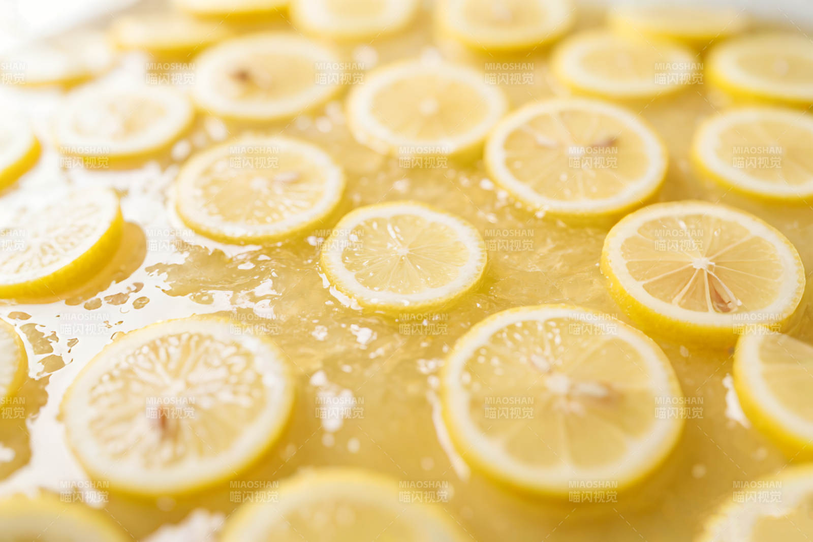 柠檬片的甜蜜浸泡图片