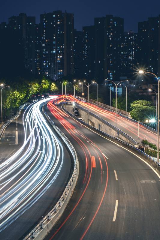 夜色中的城市交通流图片