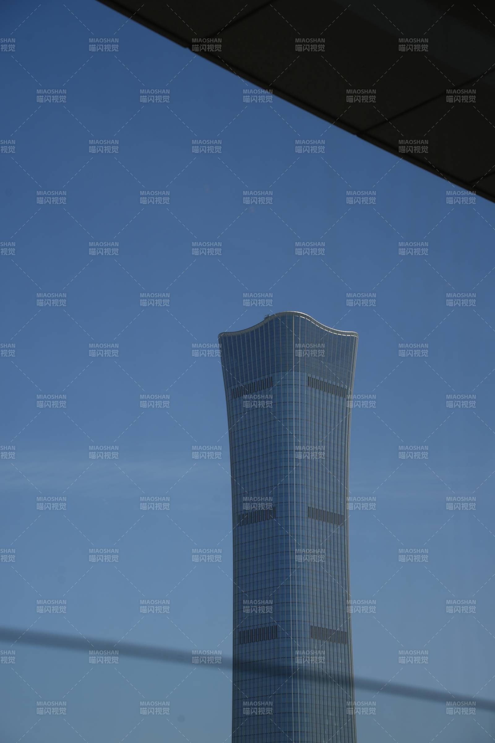 摩天大楼与蓝天图片