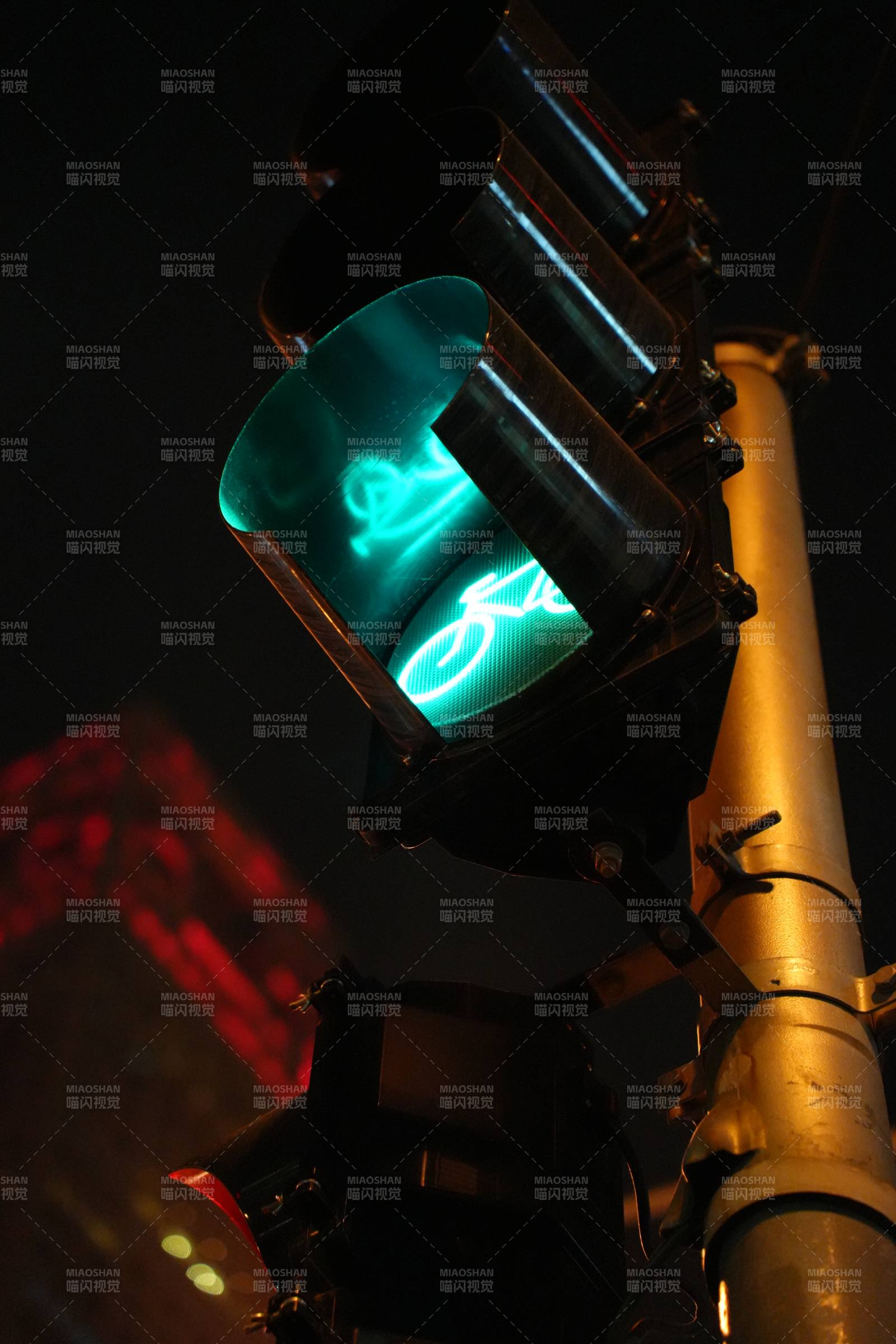 夜晚的绿色骑行信号灯图片