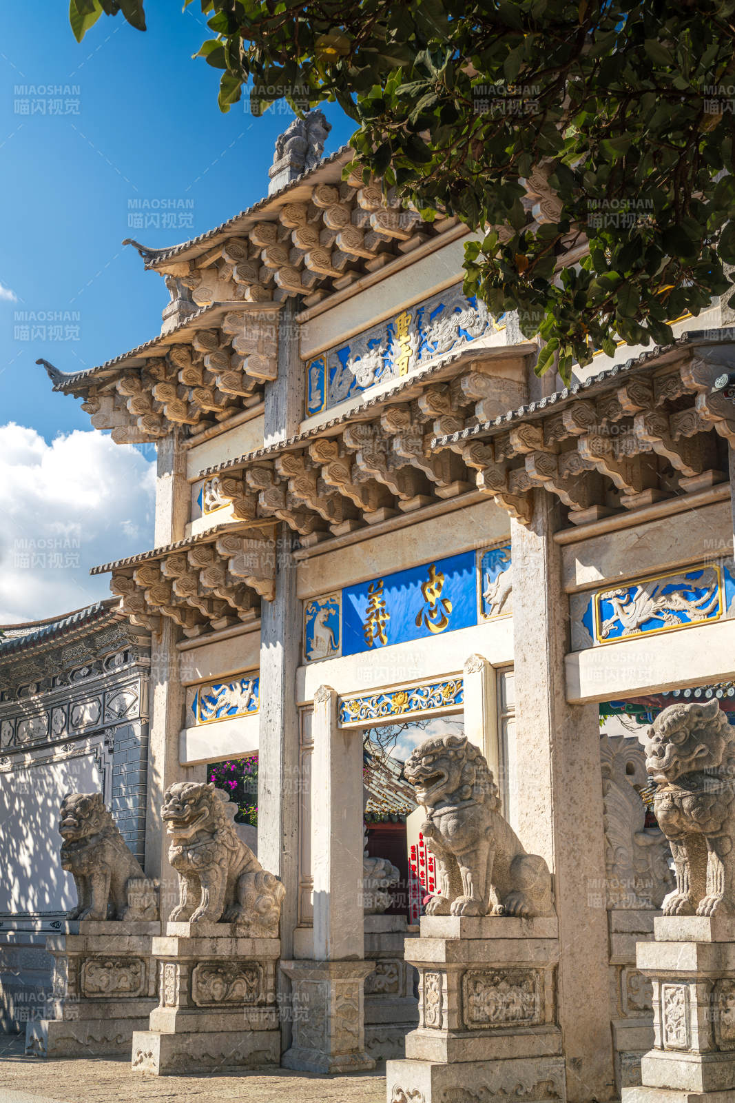 云南丽江木府忠义牌坊图片