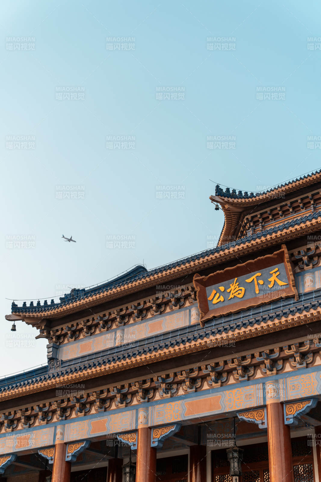 古建筑与现代飞机图片