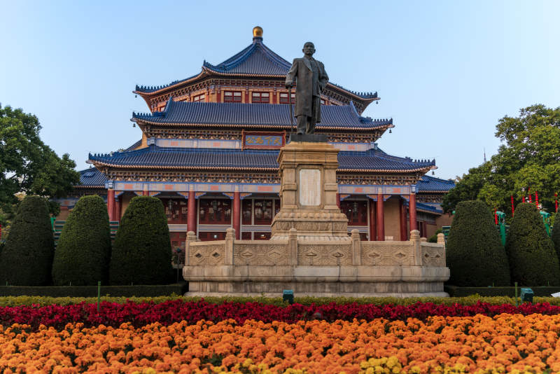 孙中山雕像与传统建筑图片