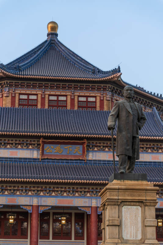 孙中山雕像与中式建筑图片
