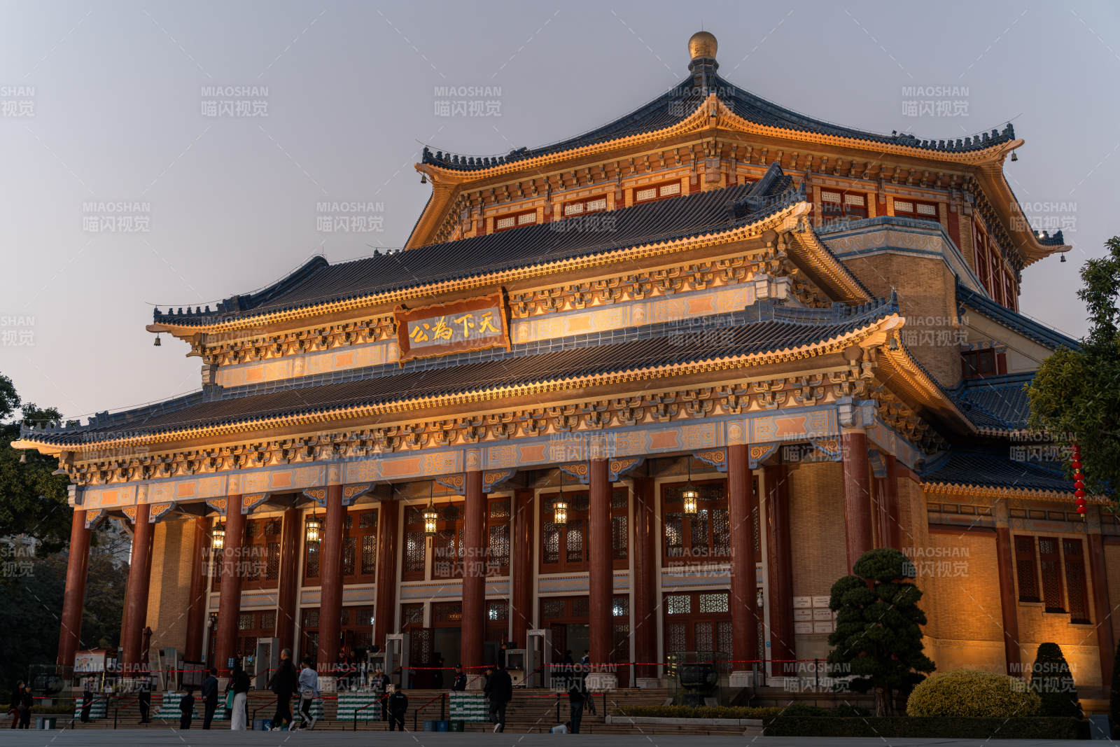 夕阳下的宏伟建筑图片