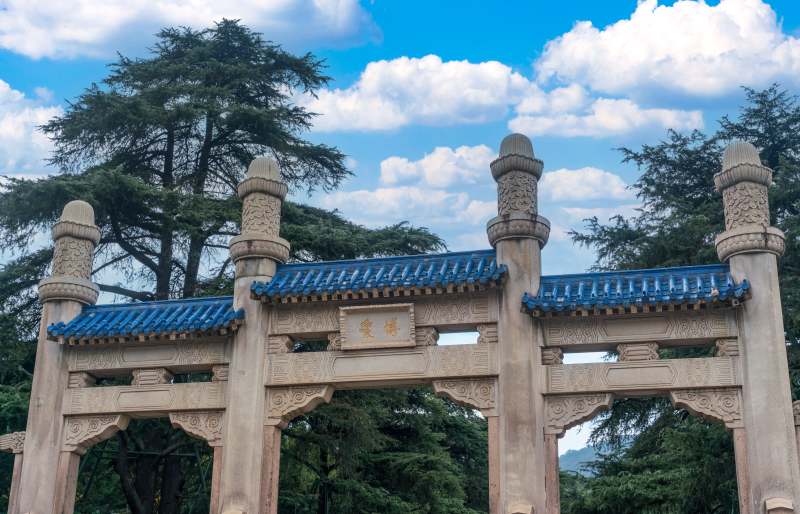 古建筑牌坊与蓝天图片