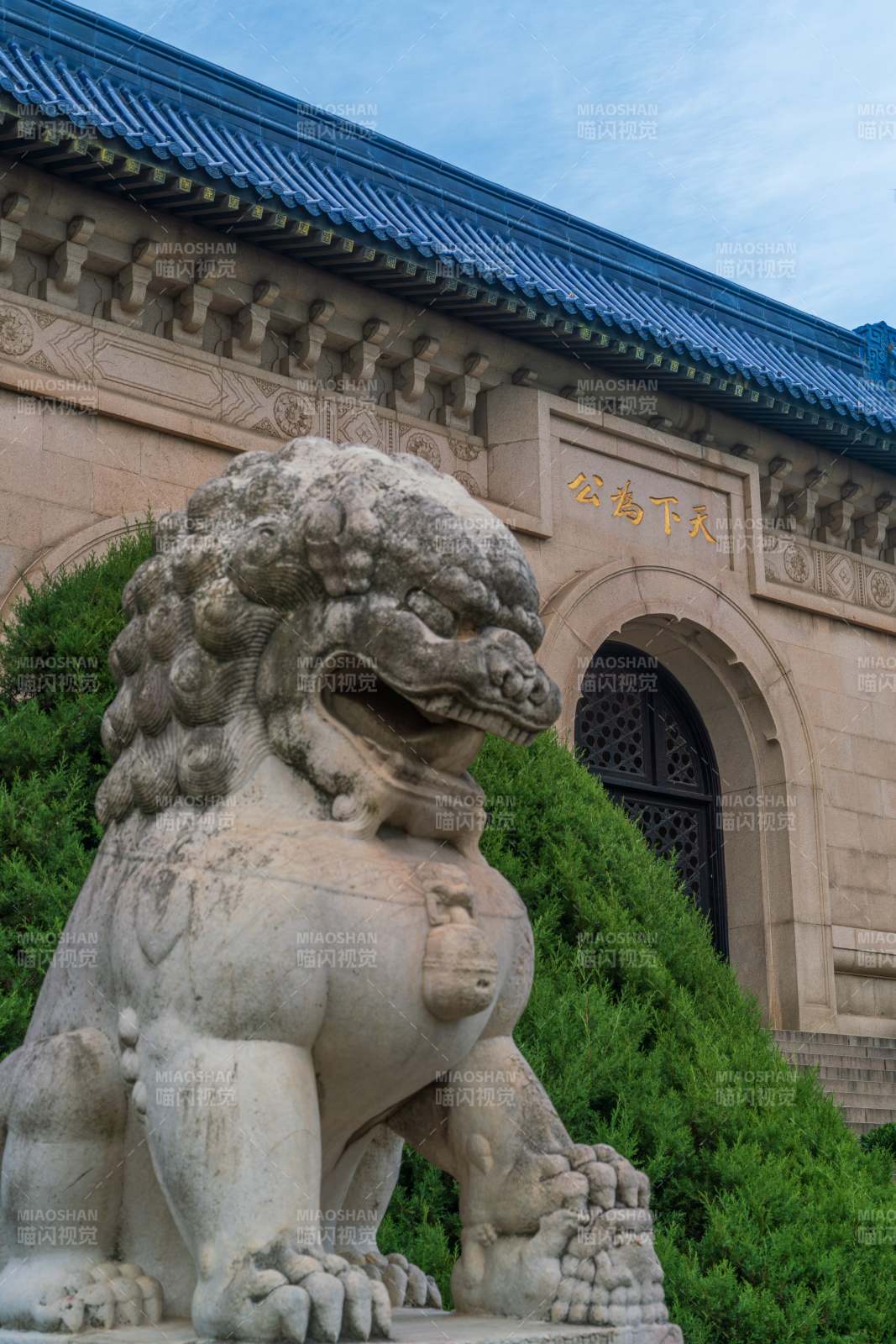 石狮子守护的古建筑图片