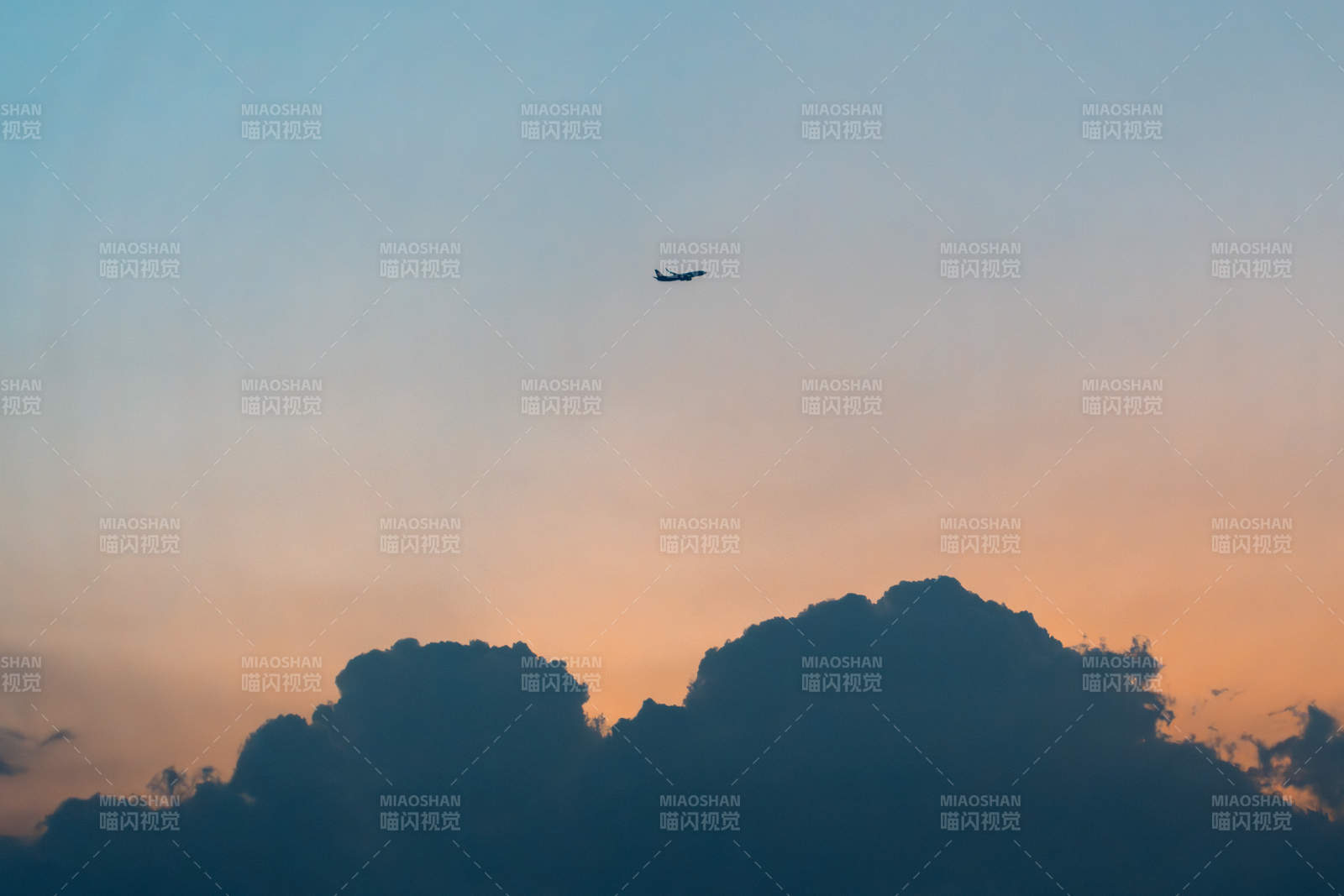 夕阳下的飞机图片